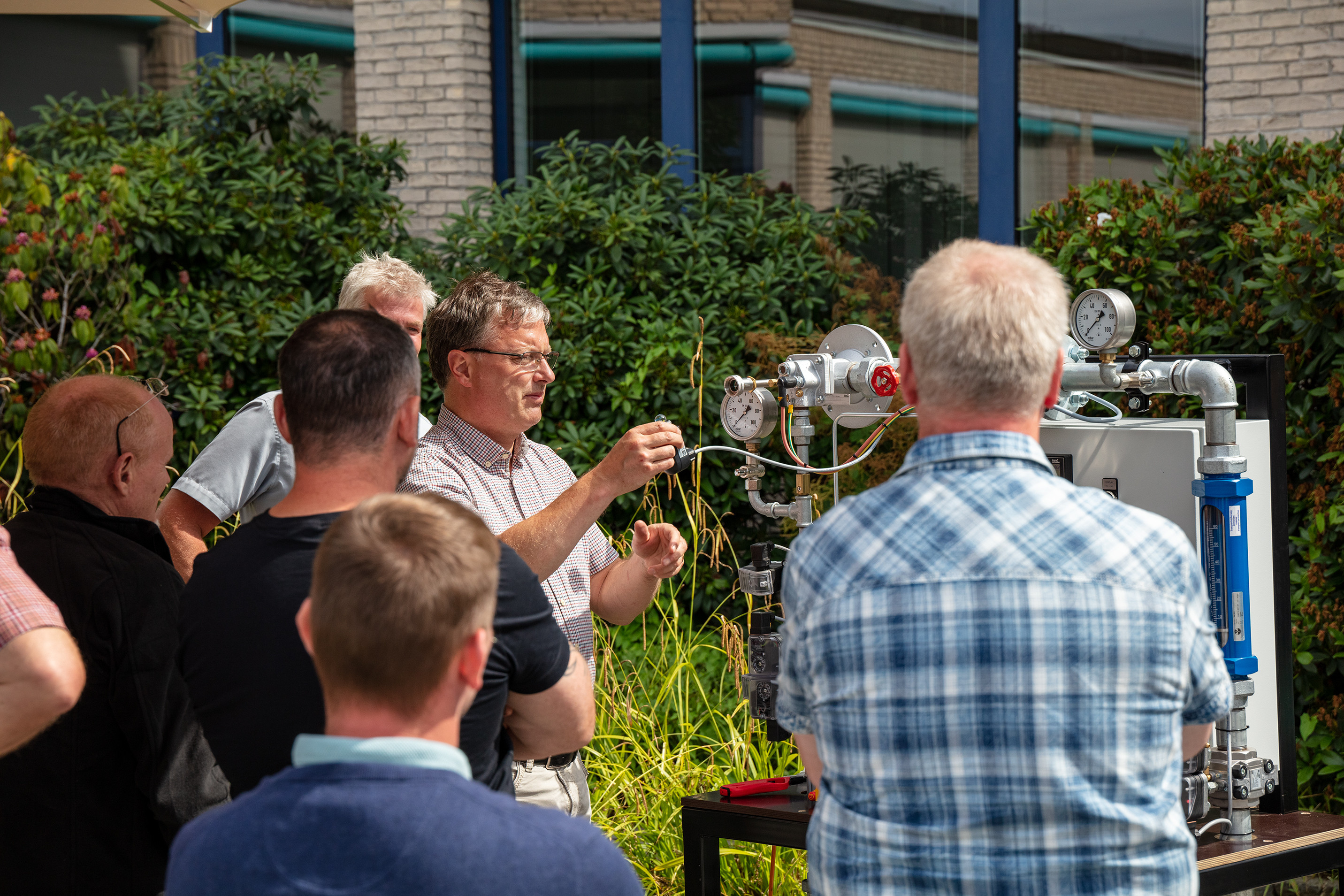 Teilnehmer üben Störungssituationen an einer Praxisanlage