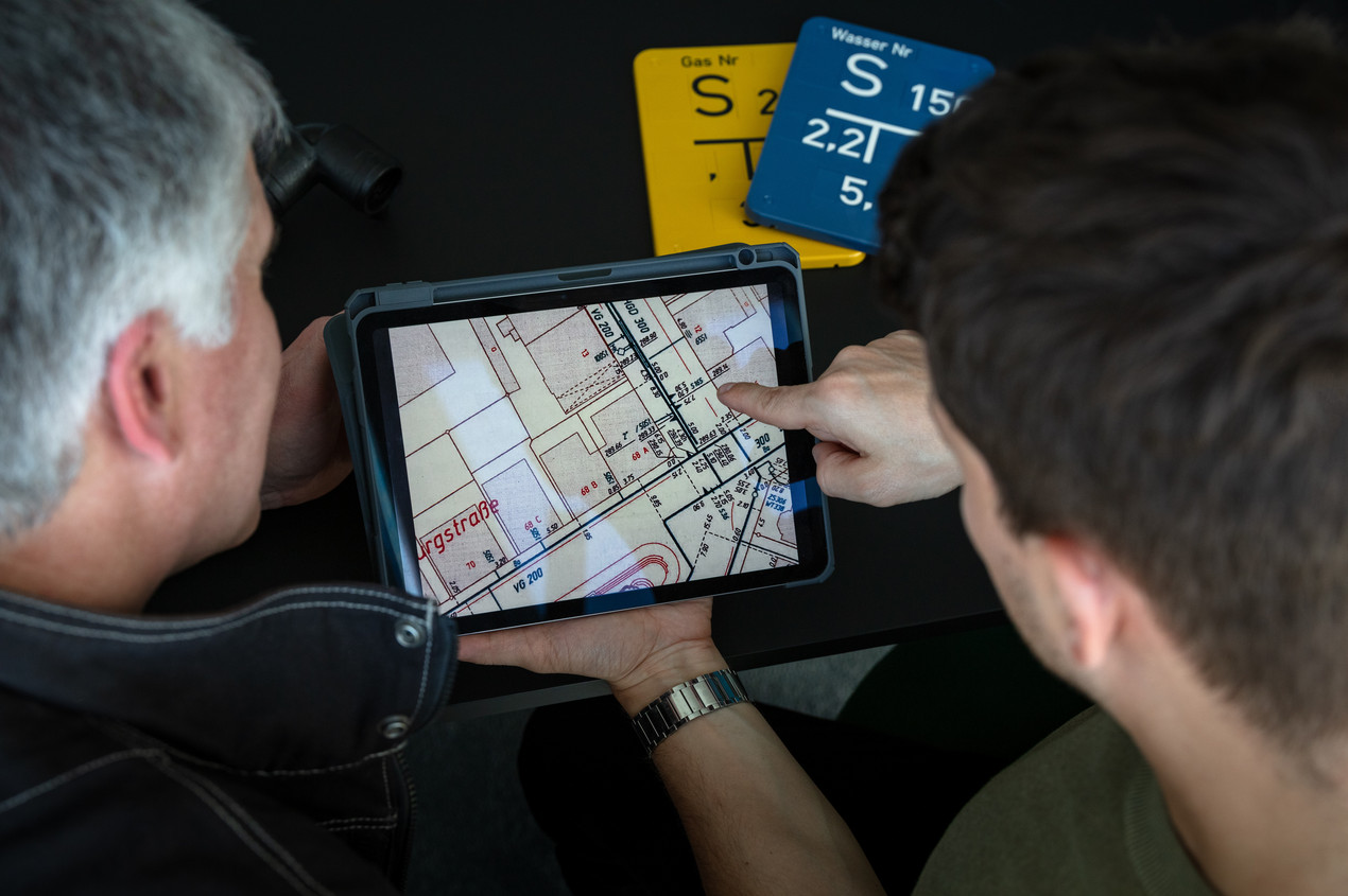 Zwei Menschen studieren eine Landkarte