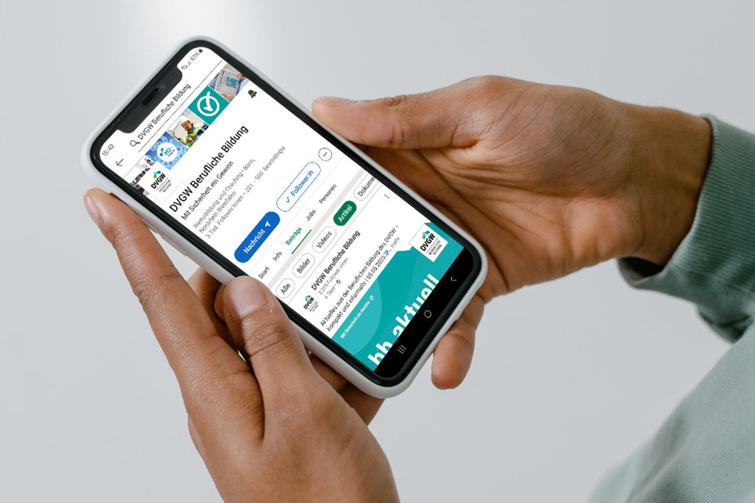 DVGW Berufliche Bildung LinkedIn Account auf einem Smartphone
