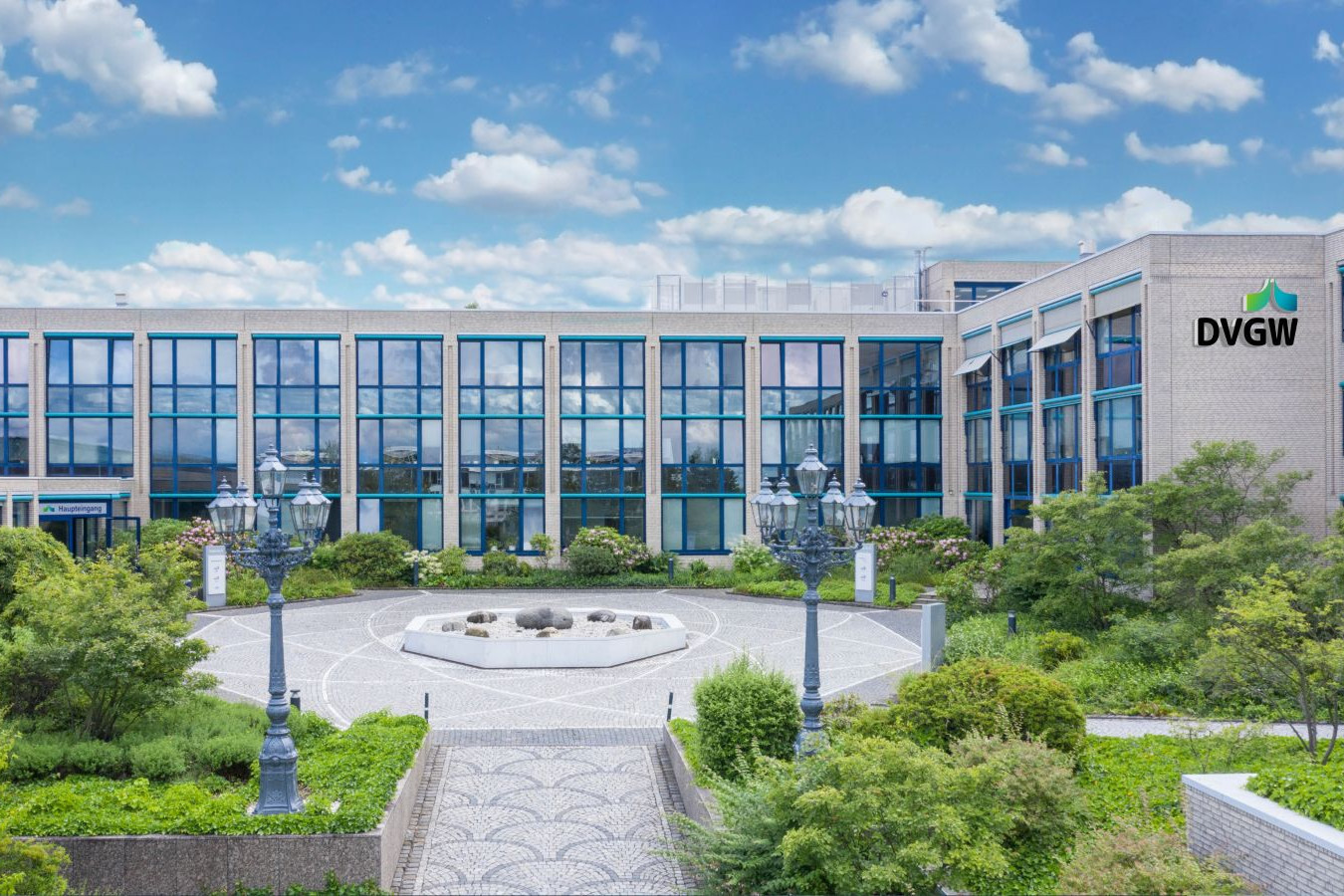 Das Bild zeigt das Gebäude der DVGW-Hauptgeschäftsstelle in Bonn