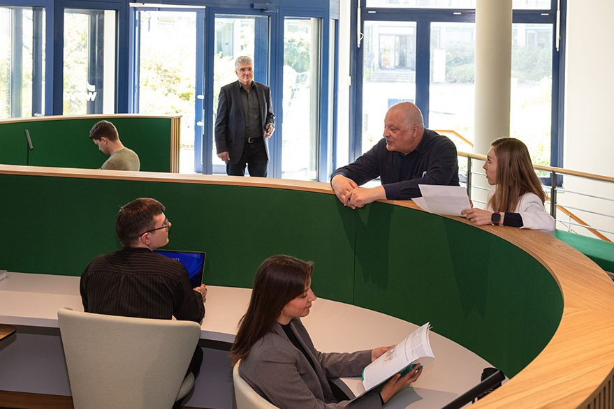 DVGW Berufliche Bildung Personen tauschen sich am Eingang aus